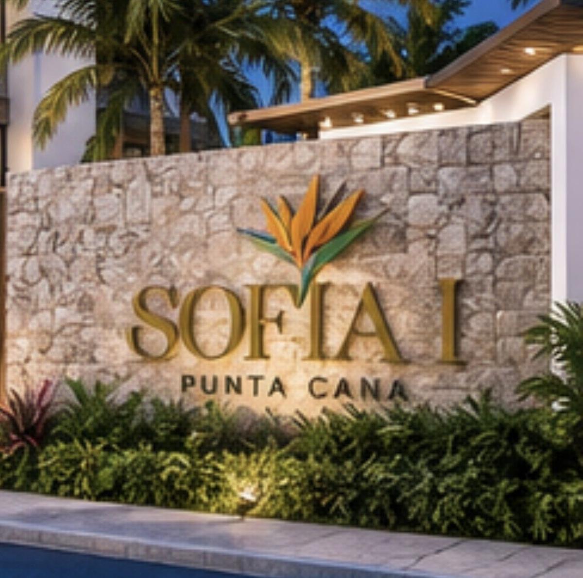 Monumento de entrada de Residencias Sofía I en piedra natural, con el logotipo de ave del paraíso y el nombre del proyecto en Punta Cana